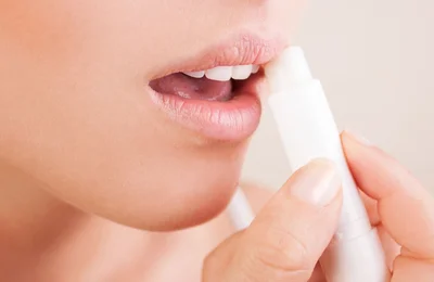 Hè đến rồi đừng quên dùng son dưỡng ẩm sâu và tạo màu cho môi nhé!