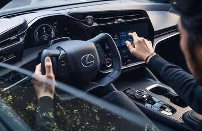 Lexus nối bước Tesla với vô lăng chữ nhật cho dòng RZ 450e