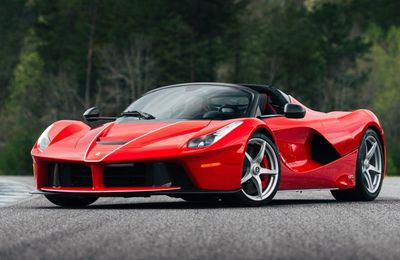 Một chiếc Ferrari LaFerrari Aperta hiếm có được bán đấu giá hơn 5 triệu USD