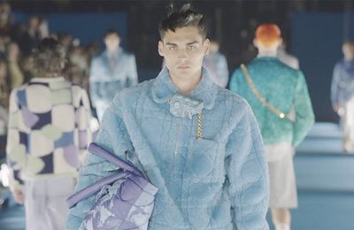 Dior Homme - Spring Summer 2023: Tổ chức tại bãi biển Venice