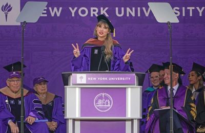 Taylor Swift mặc lại áo tốt nghiệp, phát biểu tại Đại học New York