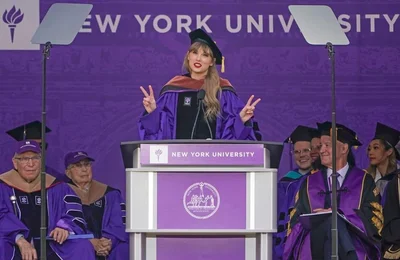 Taylor Swift mặc lại áo tốt nghiệp, phát biểu tại Đại học New York