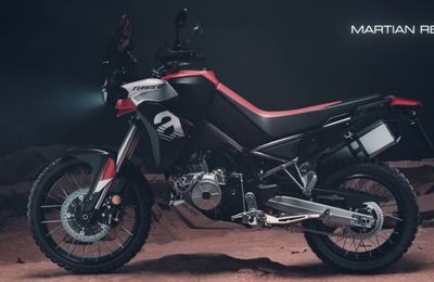 Aprilia Tuareg 660 2022 có giá 418 triệu đồng ngang một chiếc xe hơi