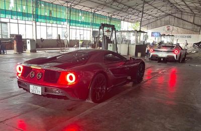 Bộ đôi Ferrari 488 Pista Spider và Ford GT được ra biển trắng