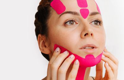 Những tiết lộ về trào lưu “face taping” sẽ khiến bạn ngạc nhiên!