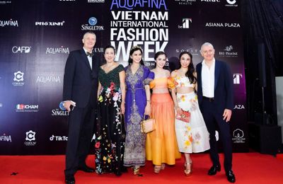 Doanh nhân Thuỷ Tiên cùng con gái xuất hiện tại Vietnam International Fashion Week