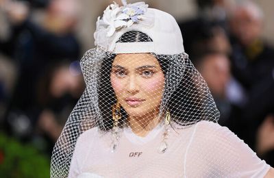 Kylie Jenner giải thích lý do vô cùng cảm động khi lựa chọn mặc váy cưới tới dự Met Gala 2022