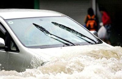Những lưu ý khi lái ô tô vào mùa mưa lũ để đảm bảo an toàn