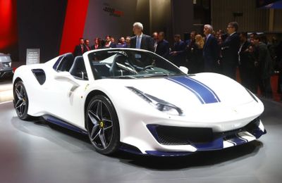 Sức mạnh cực khủng của siêu xe mui trần Ferrari 488 Pista Spider