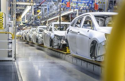 Giá ô tô tăng vọt, vài mẫu xe ở Việt Nam ngừng bán và không dám nhận cọc