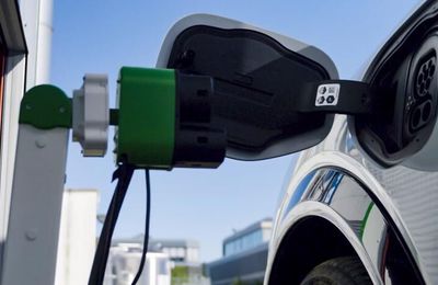 Ford phát triển trạm sạc robot tự cắm điện