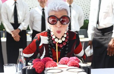 Biểu tượng thời trang Iris Apfel chính thức bước sang tuổi 101