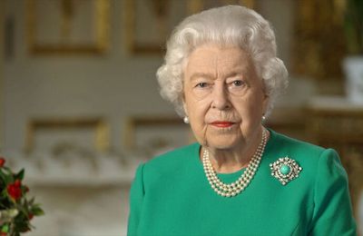 Nữ hoàng Elizabeth II và thẩm mỹ thời trang sang trọng đồng nhất