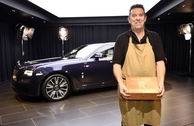 Mark Court người sơn các đường vân trên tất cả các xe Rolls-Royce
