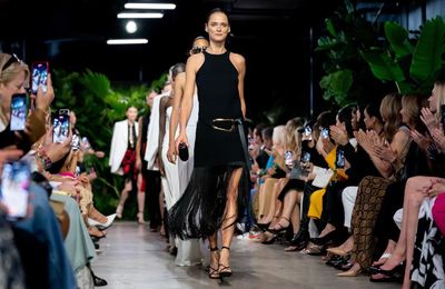 Bộ sưu tập Michael Kors SS23 phản chiếu hình ảnh thành thị tinh tế