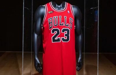 Chiếc áo thi đấu của huyền thoại Michael Jordan phá kỷ lục đấu giá với 10,1 triệu USD