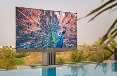 Chiêm ngưỡng mẫu TV MicroLED ngoài trời dạng gập đầu tiên trên thế giới
