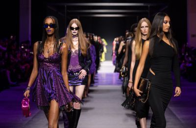 Versace Xuân Hè 2023 lan tỏa sự quyến rũ qua sắc màu đen và tím