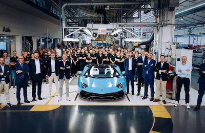 Chiếc Lamborghini Aventador cuối cùng chính thức xuất xưởng