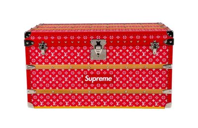 Một chiếc rương Supreme x Louis Vuitton được bán với giá 2,2 tỷ đồng