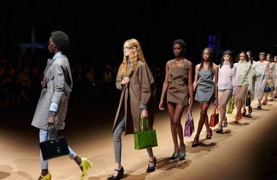 Prada Xuân Hè 2023: Sự dung hòa của những điều tương phản