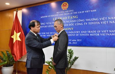 Bộ Công Thương trao tặng Kỷ niệm chương cho Tổng giám đốc Công ty Ô tô Toyota Việt Nam