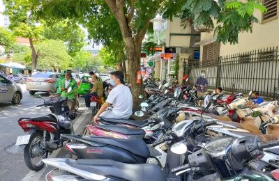 Trông giữ xe trái phép ở vỉa hè bị xử phạt bao tiền?