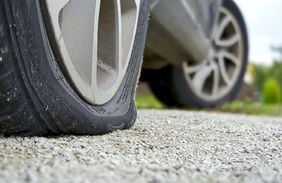 Vì sao lốp ô tô bị xuống hơi vào mùa đông?