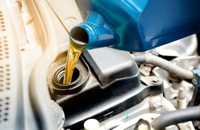Lý do xe ôtô phải thay dầu nhớt thường xuyên