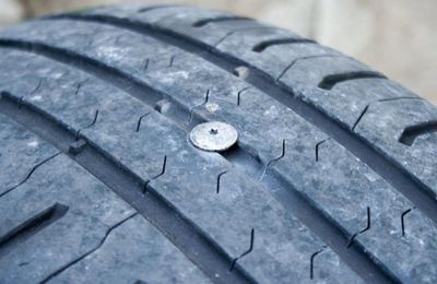 Mẹo xử lý nhanh khi lốp ô tô bị dính đinh hiệu quả ít ai biết