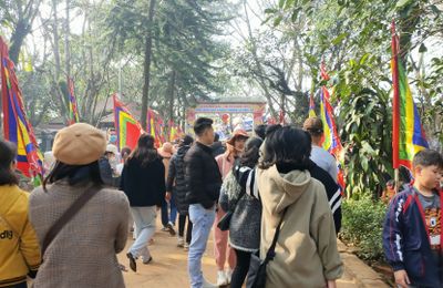 Dòng người chen chân lên đỉnh ngàn Nưa