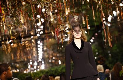 Không khí Halloween cùng Christian Dior Couture Spring 2017 lịch sử