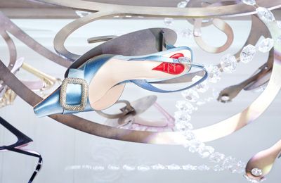 Ra mắt Roger Vivier xuân hè 2024 tại triển lãm Les Éléments Vivier