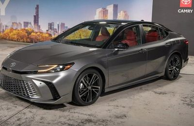 Toyota Camry 2025 ra mắt: Chỉ chạy hybrid, thiết kế nhiều điểm giống Crown, chờ ngày về Việt Nam