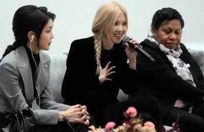 Rosé (BLACKPINK) thanh lịch bên Đệ nhất phu nhân Hàn Quốc