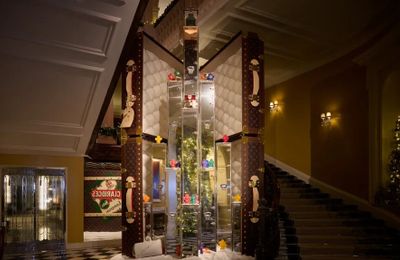 Chiêm ngưỡng cây thông Giáng sinh Claridge's 2023 của Louis Vuitton