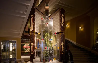 Chiêm ngưỡng cây thông Giáng sinh Claridge's 2023 của Louis Vuitton