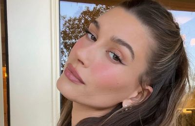 Hailey Bieber đã trở thành "biểu tượng" trong giới thời trang thế nào?