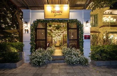 Đón Giáng sinh yêu thương với cây thông hạc khổng lồ ở hệ thống nhà hàng Ngon