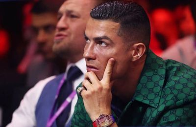 Ronaldo lái siêu xe tiền tỷ, đeo nhẫn kim cương khi cùng cậu cả đi dự sự kiện
