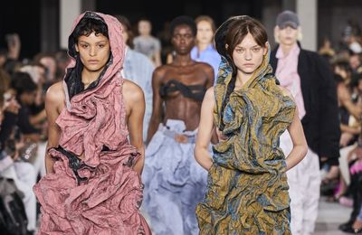 Y/Project Spring 2024 bản phối mix&match vô cùng bất thường của Glenn Martens