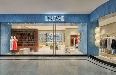 Lần đầu tiên ra mắt cửa hàng Loewe tại Việt Nam