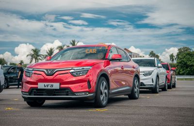 Hàng trăm xe điện VinFast VF 8 và VF e34 tiếp tục đến tay khách hàng trong tháng 1/2023