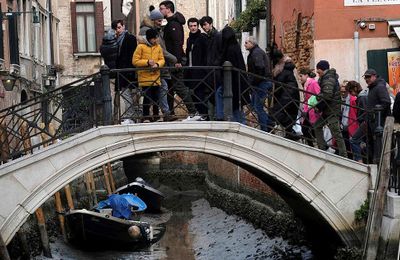 Du khách đi bộ thăm Venice vì kênh cạn nước