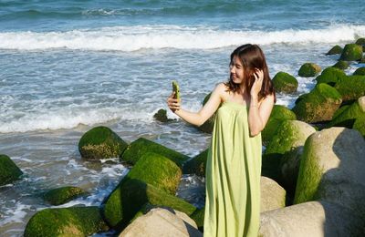 Mùa rêu bên kè chắn sóng sông Trà Khúc