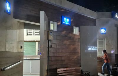 Khách nước ngoài vào quán cà phê đi nhờ vệ sinh