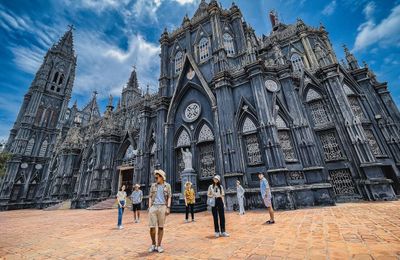 Hai ngày 'ăn sập' Nam Định