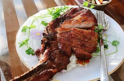 Cơm tấm, hủ tiếu giá cao vẫn hút khách Sài Gòn