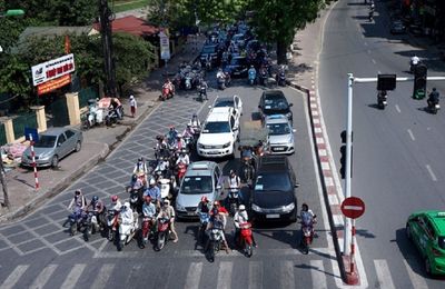 Lỗi dừng đèn đỏ sai làn đường bị phạt bao nhiêu tiền?