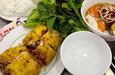 Quán nem cua bể, bánh mì cay lâu đời ở Hải Phòng